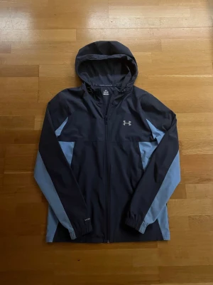 Under Armour S - Under Armour jacka i storlek S. Fint skick. Sällsyn modell säljs ej längre.