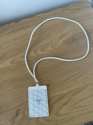Vit G-yard neck holder - Bästa kvalite och redo för att fraktas!