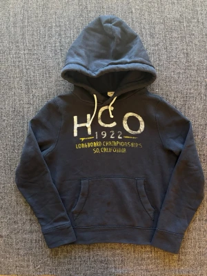 Hollister hoodie ~ vintage  - Sjukt eftertraktad Hollister hoodie ~ vintage modell som inte längre produceras | st S | färg svart | klassisk passform | sällsynt 2000’s modell | OBS kan gå ner lite i pris vid snabb affär! 🏄