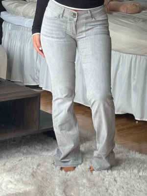 Ljusgrå bootcut jeans - Säljer ett par ljusgrå bootcut jeans från Nelly. Byxorna är knappt använda och är i nyskick.