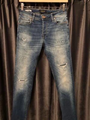 Jack&jones jeans - SLIM GLENN  - Jack n jones jeans - skick 8/10, fint skick! - storlek 28/32 - modell: Slim Glenn - snygga, sköna jeans med slitningar samt en fet wash - hör av er vid frågor🙌