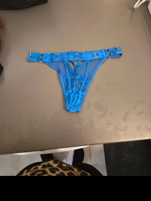 Blå stringtrosa Hunkemöller strl S - Oanvända såklart men kommer inte till användning. Satt pris gäller. Lappen är dock bortklippt