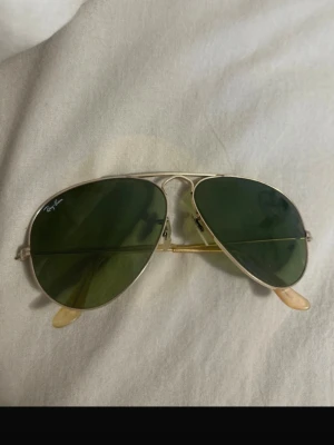 Ray-Ban aviator solglasögon  - Klassiska Ray-Ban sol glassögon jätte fina och bra skick.