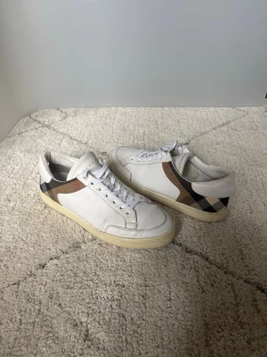 Burberry skor - SALE UTFÖRSÄLJNING! ÄKTA Burberry i strl 41. Lite creases vid tårna men forf mycket bra skick! 