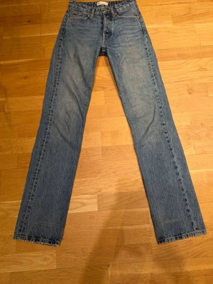 Zara jeans - Väldigt bra jeans. Ganska långa jeans, på bilden när jag har på mig dom så har jag vikt in byxorna för att dom var för långa, och man kan se ett litet sträck från vart jag har vikt in dom. Säljer pga för små. Jag är 164 cm lång.