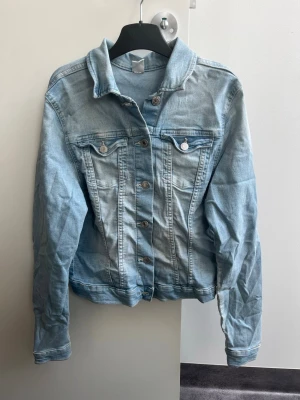 Ljusblå  jeansjacka - Snygg ljusblå jeansjacka, knappt använd. 