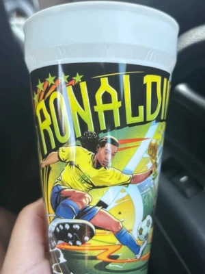 Mc donalds mugg med Ronaldinho - Cool plastmugg med färgglad tecknad bild av fotbollslegendaren Ronaldinho. Perfekt för dig som gillar fotboll och samlarprylar. Oanvänd, pris kan diskuteras‼️‼️