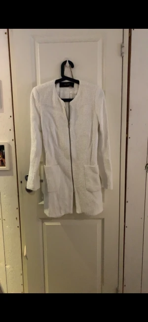 Vit jacka från Zara - Säljer en vit jacka från Zara, bra skick och passar bra till allting. Den är långärmad och har fickor💕