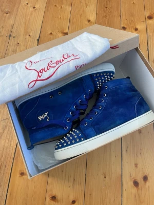 Christian Louboutin skor - Hej, säljer nu dessa svin snygga Christian Louboutin skor. Skorna är i grymt skick! Begränsat antal boxar och dustbag. Hör av dig vid frågor.