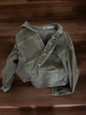  jeansjacka från Zara - Helt oanvänd jeansjacka från zara. Finns inga fläckar hål eller liknande utan helt som ny💕😊