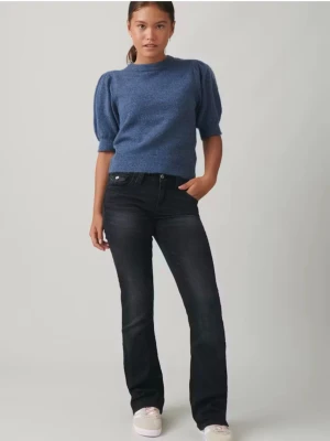 Svarta bootcut jeans med stretch - Snygga svarta bootcut jeans med lätt utsvängda ben och klassisk femficksdesign. Jeansen har en mörk tvätt och sitter tajt över höfterna med stretchigt material för extra komfort.