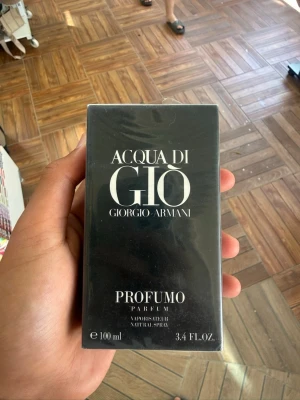 Acqua di Giò Profumo 100 ml - Acqua di Giò Profumo från Giorgio Armani är en elegant parfym i svart glasflaska med silverfärgad text. Flaskan rymmer 100 ml och har en stilren, lyxig design som passar perfekt för dig som gillar exklusiva dofter.