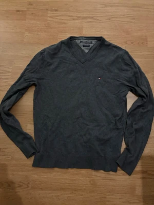 Tommy Hilfiger hoodie storlek M - Säljer en Tommy hilfiger hoodie i riktigt bra skick. Den är i storlek M. Du får den för endast 120, pris går att diskuteras vid snabb affär!