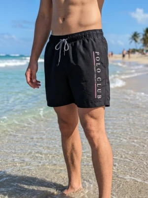 Svarta badbyxor Polo Club - Svarta badbyxor med vit snörning i midjan och Polo Club-logga tryckt längs ena benet. Klassisk modell med elastisk midja och kortare ben, perfekt för stranden eller poolen.
