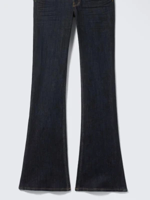 Mörkblå bootcut jeans  - Säljer ett par mörkblå bootcut cheap monday jeans från Weekday, inga tecken på användning och väldigt nya. Stl 28/34  