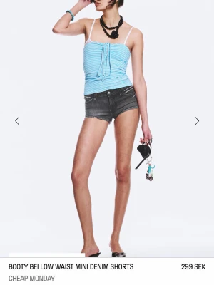 Svarta lågmidjade shorts 💋 - Säljer ett par lågmidjade shorts ,snygga svarta med slitna detaljer och klassisk femficksdesign. Dom är aldrig andvända, så helt nya! Jätte snygga och jätte fina!