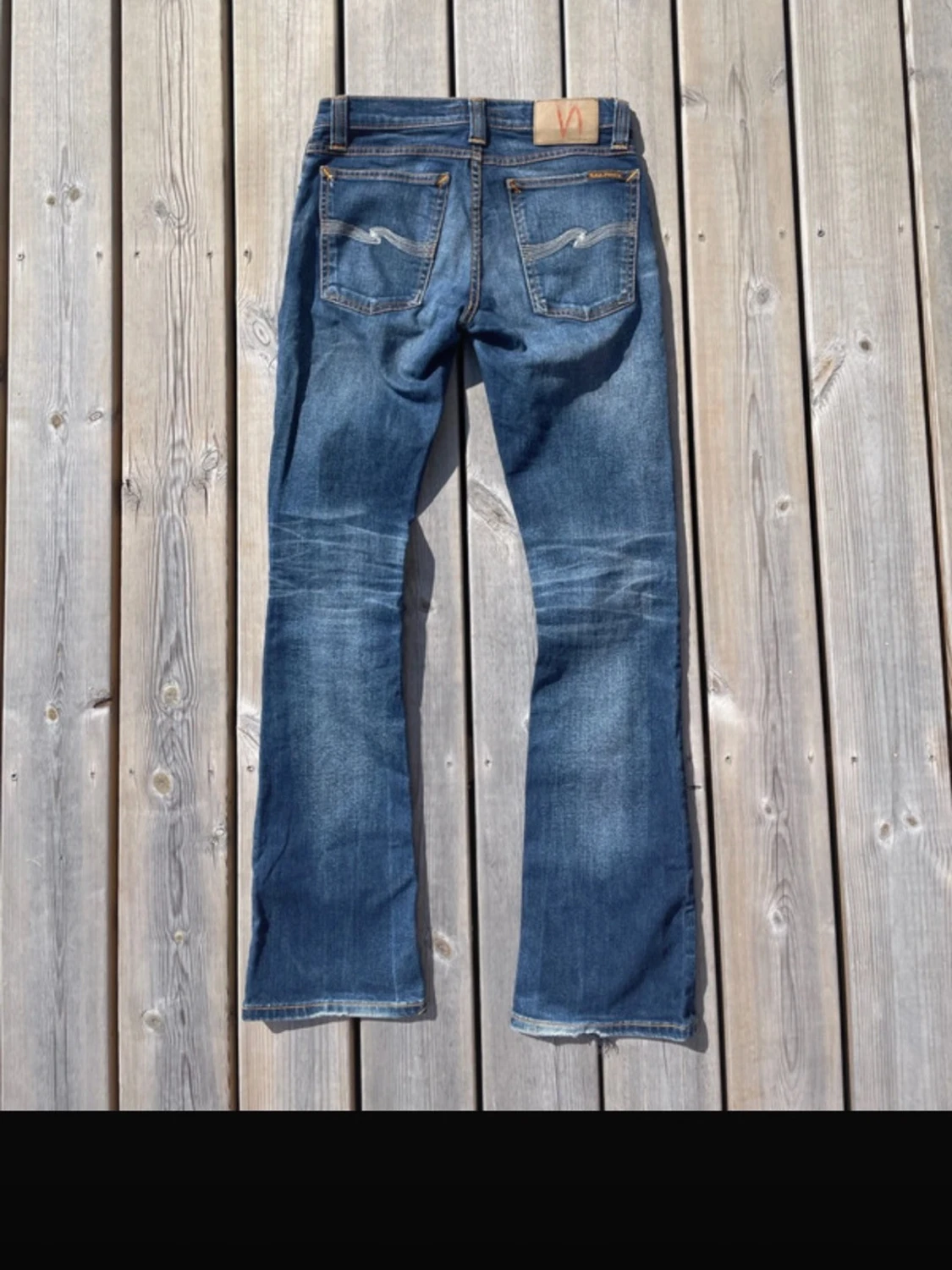 Blå bootcut jeans med kontrastsömmar