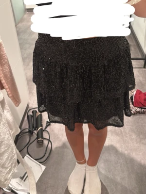 svart glittrig kjol ✨ - säljer min svarta glittriga kjol för att den inte kommer till användning. den har inga skador och är helt ny utan prislapp, har använt den en gång.