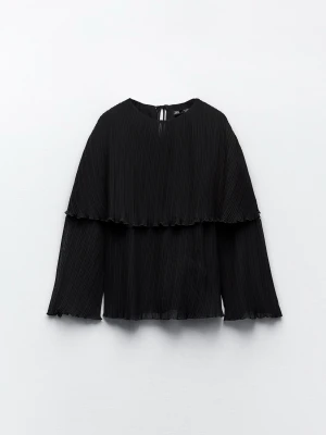 Zara Svart plisserad blus med volang  - Snygg svart blus i plisserat, tunt tyg med volangdetalj över axlar och bröst. Blusen har rund halsringning och långa, vida ärmar. Materialet är lätt och ger ett luftigt intryck. Perfekt för dig som gillar trendiga och unika detaljer.