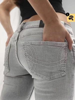 Gråa jeans - Snygga grå jeans från Perfect Jeans med raka ben och coola bakfickor med dekorativa sömmar. Jeansen har klassisk femficksmodell, bälteshällor och är tillverkade i mjukt denimtyg. Perfekta för en trendig och avslappnad stil. Säljer då dom blivit förstora!💘