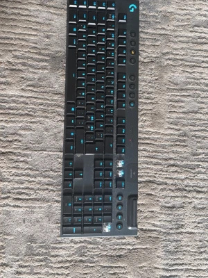 Logitech G915 TKL trådlöst tangentbord - Säljer ett svart Logitech G915 TKL trådlöst gamingtangentbord med blå bakgrundsbelysning. Tangentbordet har låg profil och mekaniska brytare. Kompakt design utan numerisk del, perfekt för gaming och skrivbord med begränsat utrymme.