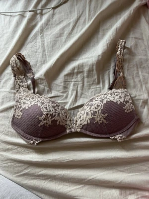 Lila intimissimi bh - Jag säljer en intimissimi bh i storlek 75C i färgen lila som inte säljs längre på hemsidan. Avklippt lapp på grund av att den kliade. Spetsen hade gått sönder lite (syns på bild) men jag har lagat den så den inte går sönder mer men själva bandet är helt och det är inget man tänker på. Sen hade den även gått sönder lite i mitten på insidan men jag lagade den. Annars är det inga mer skador/fel och även inget som kommer gå sönder mer. Skriv vid flera frågor❤️❤️