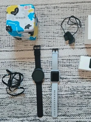 2 st smartklocka nytt (oanvänt)  - Helt nytt oanvänt.  En klockan med Touch skärm. 1000-3500 En klockan utan Touch skärm ny pris 950-200 Laddare följer med båda klockan. Helt nytt oanvänt.  En klockan med Touch skärm. 1000-3500 En klockan utan Touch skärm ny pris 950-200 Laddare följer med båda klockan. Passar till alla.  Kan ändra olika storlekar