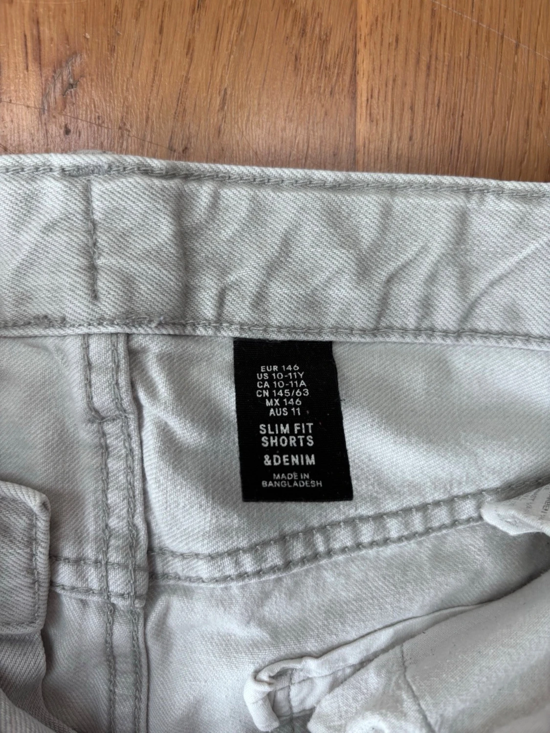 Ljusgrå denimshorts med fem fickor - 2