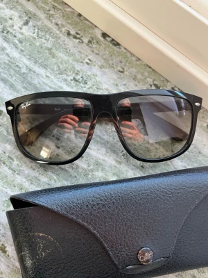Ray-Ban Boyfriend solglasögon  - Säljer ett par sköna rb4147 brillor! | Mycket fint skick på brillorna! | Kommer med fodral. | Storlek 60:15. | Ställ gärna frågor innan du köper!