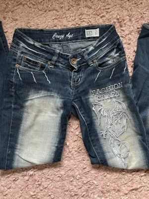 Unika jeans ifrån crazy age - Ett par unika superlågmidjade flare/bootcut  jeans ifrån märket ”crazy age”, storlek s men skulle säga att den sitter som en xs. Midjemått: 38 cm och innerbena: 75cm. Säljer eftersom den inte passar mig länge den är även i mycket bra skicka och vill helst bli av med så snabbt som möjligt så tryck gärna på ”köp nu”