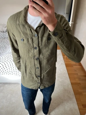 Olivgrön overshirt med fickor - Säljer en SJUKT snygg 100% linne overshirt, ett ”premium plagg” från Massimo Dutti tillverkad i extra fine linen. OVERSHIRTEN ÄR SNYGGARE I VERKLIGHETEN ÄN PÅ BILD!   ✌🏼😁——————————————————————————                                                                      📐| Storlek: M                                                           👖| Märke: Massimo Dutti                                      🔎| Skick: Mycket Fint                                                      💵| Nypris: Över 2000kr 