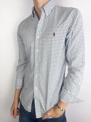 Ralph Lauren skjorta rutig - Ralph Lauren Skjorta Märke: Polo Ralph Lauren Storlek: S Passform:  Färg: Blå/vit rutig Skick: bra Beskrivning: utan defekter. Modellen på bilden: 183 cm / 74 kg