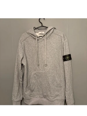 Stone Island Tröja - As fet Stone Island hoodie säljes, storlek M!! In o köp!!!! Snörerna kommer med fast ej på!