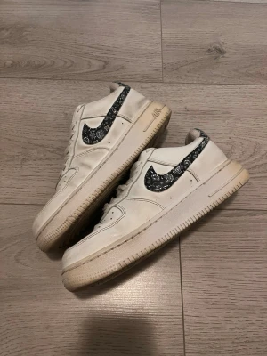Nike Air Force 1 - Storlek 40 och har inte tvättat dem 