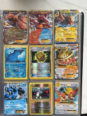 Pokémon kort - Har två fulla pärmar skorv om ni har frågar eller e intresserade i en staka kort