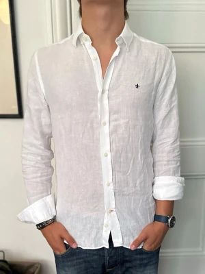 Morris linneskjorta - Riktigt snygg linneskjorta från Morris i storlek Small. 100% linne. Passar mig som vanligtvis bär medium. Mycket bra skick, inga fläckar