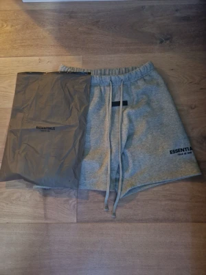Essentials shorts - Riktigt snygga essentials shorts till sommaren och helt byta skick bara hör av om ni har frågor 