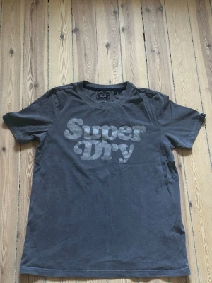 Vintage SuperDry T-Shirt - Säljer då den ej passar mig. Passar S/XS.                      Hör av dig vid minsta fundering🤝