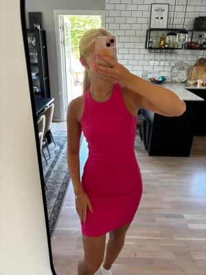 Rosa tight ribbad kortklänning - Säljer en snygg rosa kortklänning med ribbad struktur. Klänningen är tight och ärmlös med rund halsringning. Endast använd fåtal gånger 🌸 Publicerad på flera säljsidor 
