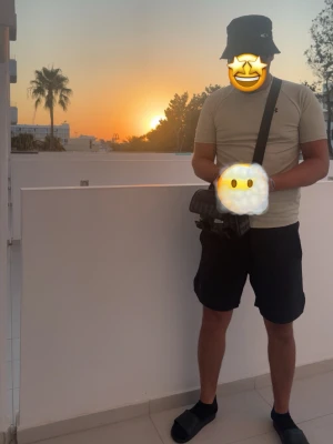 Beige t-shirt från Under Armour sällsynt äkta!  - Säljer en stilren beige t-shirt från Under Armour med logga på bröstet. T-shirten har korta ärmar och är gjord i ett mjukt och lätt material som passar perfekt till sommaren. Enkel att matcha med allt och riktigt skön att bära. Omöjligt hitta riktigt sällsynt äkta beige 