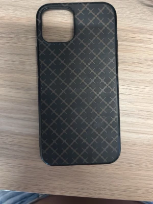  Malene Birger mobilskal iPhone 12 - Såå snygg, inget slitage eller fel. Har bara bytt telefon ❤️.