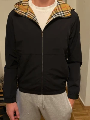 Burberry Zip Windbreaker - Hej! Sänkte sälja en helt oanvänd Burberry Jacka. Jag är 185cm 76 kg ungefär.
