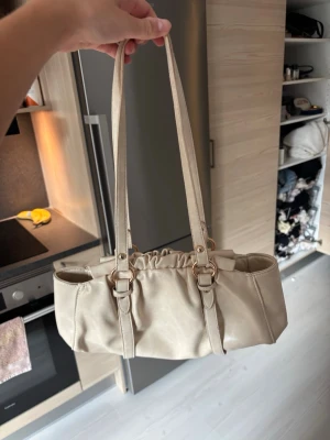 Beige axelremsväska  - Finns tecken på användning, köpt för 200kr 