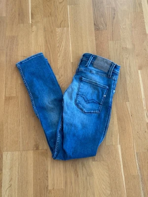 Replay Anbass - Säljer ett par riktigt snygga Replay Anbass. Storleken på jeansen är W29, L32. Passar XS/S/M. Perfekta till vardagslooken och passar till det mesta. Säljs för 399kr pga att jag inte får användning av dem och nypris är 1500-1800kr!☺️