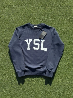 YSL tröja - Säljer en oanvänd YSL-tröja i blått, storlek S. Skickar inom 24 timmar! 📦