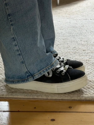 Mörkblåa sneakers - Snygga mörkblåa sneakers med tjock vit platåsula och blåa skosnören. 