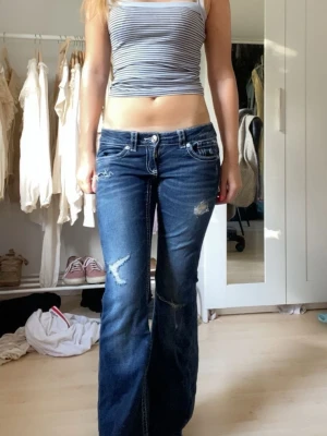 Gina jeans  - Säljer dessa snygga jeans med lite hål och slitningar samt coola bakfickor 
