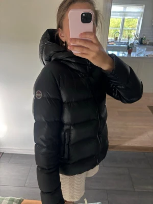 Colmar Jacka - Svart Colmar jacka i storlek 42 vilket jag skulle säga motsvara storlek S! Colmarmärkwt nere där bak har suddats ut annars är jackan i fint skick’