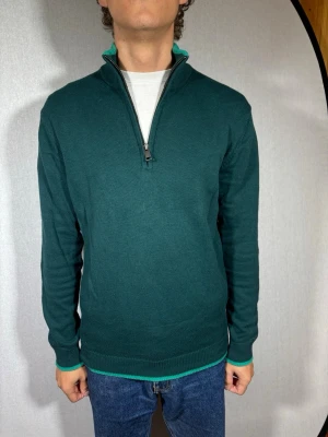 Sports Performance half zip M - Hej och välkommen till byTorén. Detta är en half zip från Sports Performance i storlek M med normal passform. Modell på bild är ca 182, 67kg. Plagget är lite urtvättat men är annars i bra skick utan några andra defekter. Tveka inte på att höra av dig, även om det skulle vara minsta lilla;)