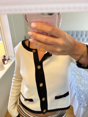 Off-white kofta - Jättefin, knappt använd! Säljer för att den inte kommer till använding 💘Nypris: 599kr
